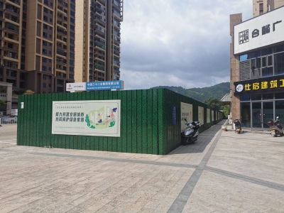 梅县区公园北路一小区门口工程停工“留手尾”，相关单位：已在跟进处理