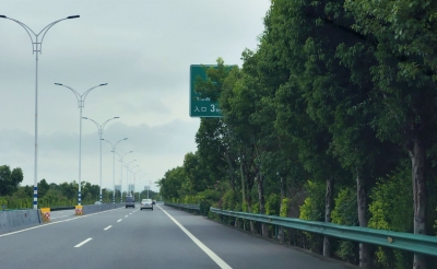  223省道部分交通标志被路树遮挡，养护人员开展绿化修剪作业消除交通隐患