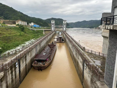 超限船舶无法过闸？别急，海事帮帮团出动！