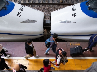 往返香港线路火爆，深圳铁路加开超1100列列车