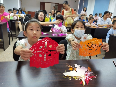 非遗剪纸庆中秋！