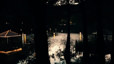 湖水淹没了亭子和路灯