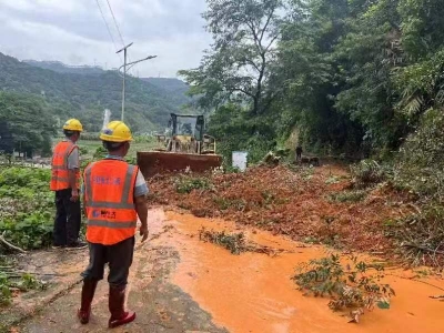 强降雨造成多处塌方与山体滑坡，“铲车哥”铲出一条紧急通道