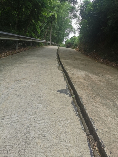 梅江区西阳镇一路段路面破裂，相关部门：将尽快修复