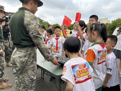 大手拉小手 军心照童心！梅江区军休所联合武警梅州支队举行主题活动