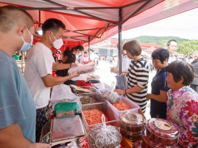 蕉岭县新铺镇：传统佳节新意浓 圩日活动闹起来