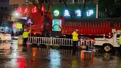 超载大货车违令入城被罚！我市公安机关集中查处夜间道路交通违法行为