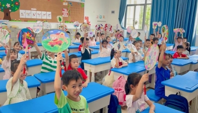 穿传统服饰、制灯笼、画团扇…这里的小朋友如此过中秋