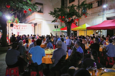 老旧小区改造后的首个“百家宴”！梅江区金龙花园里，幸福“友”味道~