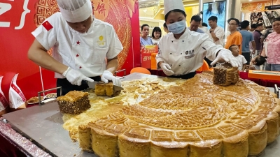 超级哇塞！直径1米、重达200斤的月饼，我在梅城吃到了！