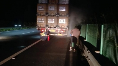 惊险！货车高速路上突发起火，紧急时刻他们赶到了...