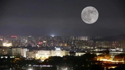 十五的月亮十五圆！