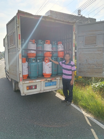 货车非法运载煤气罐，相关部门及时排除“炸弹”  