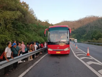 大巴车抛锚，42名乘客滞留高速公路上...真险！