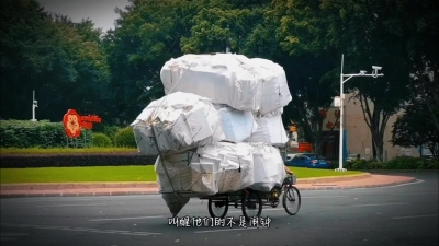 生活没有“容易”二字，只是有人在负重前行