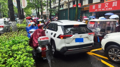 接送孩子乱停车，学校门口很拥堵