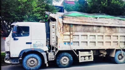 交通交警联合执法查获!两辆“百吨王” 大货车