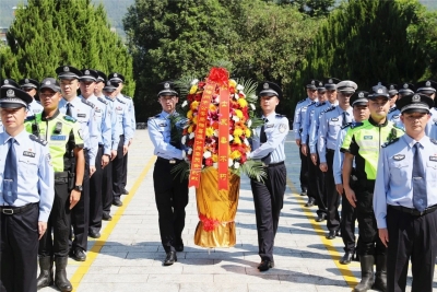 梅县区公安分局组织开展革命烈士纪念日祭奠缅怀活动