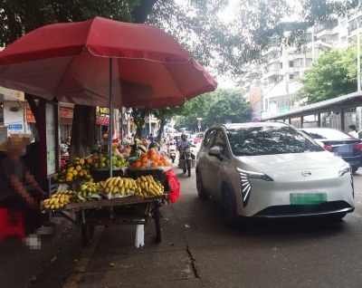 梅城一路段摊贩占道经营影响交通，有市民建议：如条件允许可规划区域供摆卖