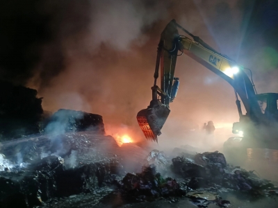 载满30吨压缩废纸货车高速路上自燃！经济损失高达20多万元...