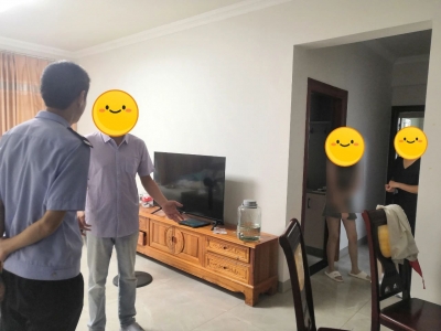 女孩冒雨离家出走，幸好……