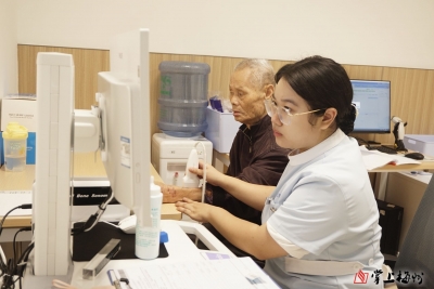 送上健康大礼包！市民政局组织开展重阳节关爱老人健康体检活动