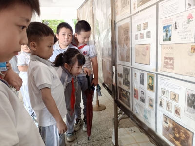 方寸之间 百年记忆！《童心向党》主题集邮展览进校园