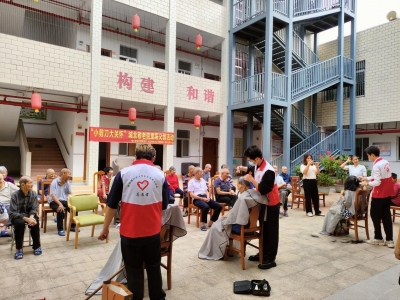 文明村镇创建丨小剪刀大关怀！梅江区城北敬老院开展重阳义剪活动