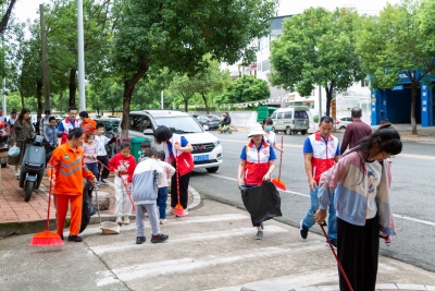 亲子同行，他们一起体验“城市美容师”的一天~