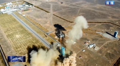 搭载神舟十七号载人飞船的长二F火箭点火发射