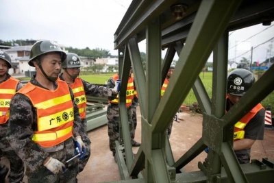 梅州市桥梁应急抢险队员“出列”，公路钢桥架设演练开始！