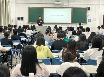 畅谈从嘉园走出的文化人生！杨宏海向嘉应学院赠书并开展主题讲座