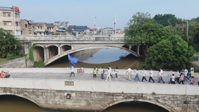 用脚步打卡梅州风光！华师梅州校友会举办“接校旗 传薪火”暨文化徒步主题活动