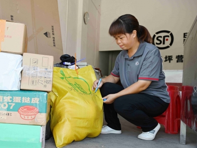 披星戴月，顶风冒雨！她，用勤劳践行着“小蜜蜂”精神
