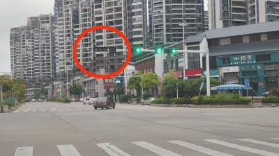 客商大道一信号灯出故障，左转车辆不知所措