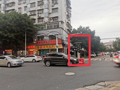 梅城一路口红绿灯“罢工”，车主行人心慌慌…相关部门：将尽快排查
