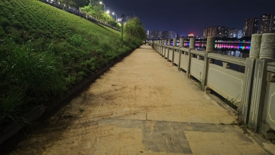 梅城江北秀兰大桥至广州大桥段亲水步道污泥垃圾遍地，配套设施损坏