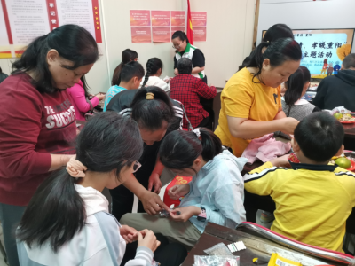 小小香囊送祝福！今日，梅江区怡乐社区老少同乐庆重阳