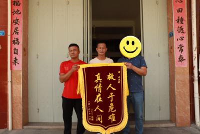 惊险！路遇女孩欲跳桥轻生，他“跳”车飞奔救人