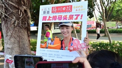 成就百冠！殷晓雨夺得东山健康•2023梅州马拉松赛半马女子第一名