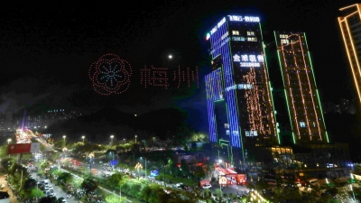 光影盛宴迎八方来客！今晚，梅城这里500架无人机点亮夜空