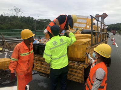 货车侧翻，车载货物散落...他们紧急出动！