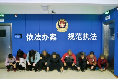 “都别动！”废弃平房里，这11名男女被当场抓获...