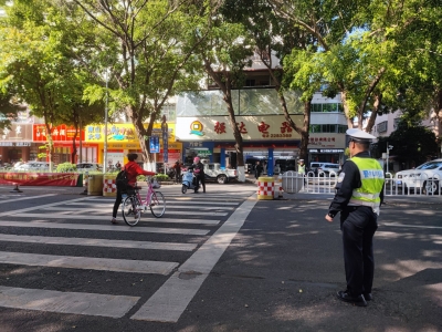 打造文明出行亮丽风景！我市交警部门开展“文明礼让斑马线”宣传活动