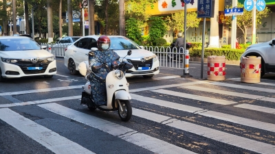 “反穿衣”驾驶摩托车不可取，交警部门提醒：身体被束缚遇急难自救