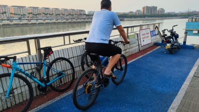 既影响行人安全又损害公物！梅江沿河路段塑胶跑道存在乱象