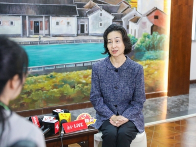 何超琼接受梅州日报社记者采访