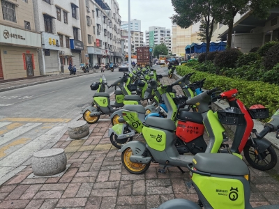 行人难以落脚！梅城这个地方的共享电单车停放太乱