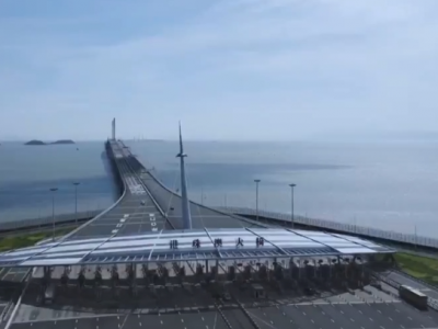 港珠澳大桥旅游试运营开通首日，乘车上桥！