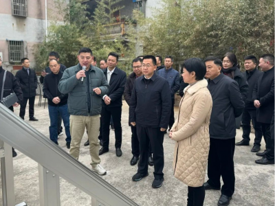 梅江区委常委会到江南街道调研并召开会议